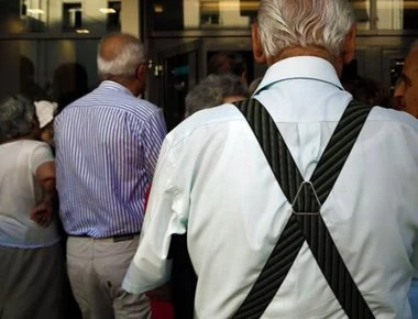 Επιμένει η κυβέρνηση παρά τις απειλές Moody's: «Προϋπολογισμός χωρίς περικοπές συντάξεων»